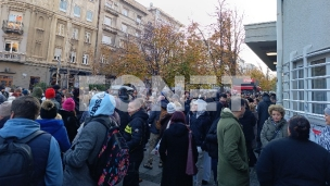 Đaci i roditelji ispred Pete